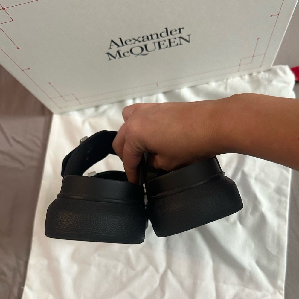 Alexander McQueen Oversized Slide Sandal (Women) 38 rubber black - Picture 7 of 11